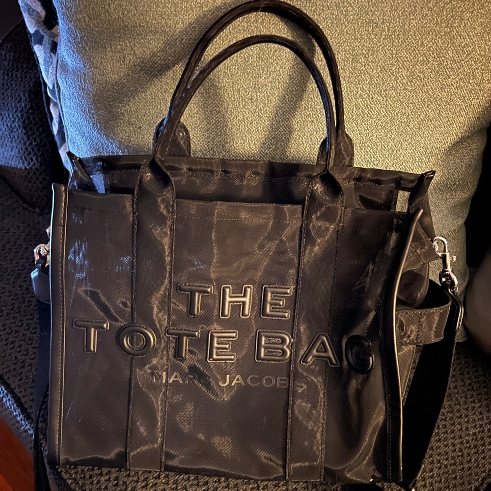 Marc Jacobs Tote Bag Medium. in great used condition.